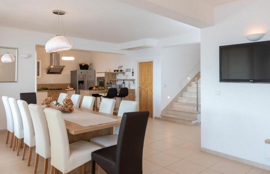 Utsikt över fastighetens moderna och ljusa matplats.