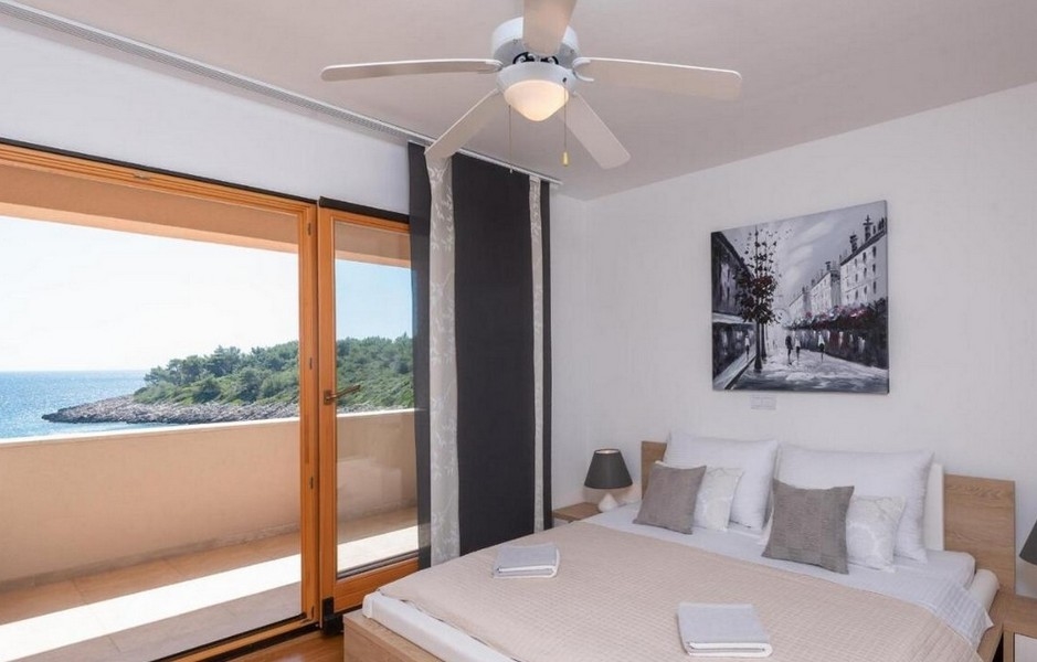 Det attraktiva sovrummet har utsikt över havet och den pittoreska bukten.