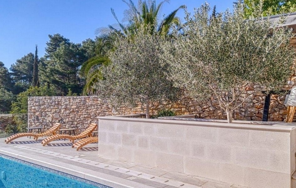 Pool av fastigheten H2690, som ligger på ön Korcula precis vid havet.