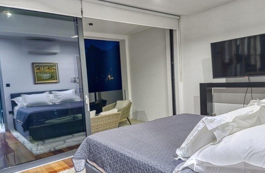 Det moderna sovrummet i kvällsatmosfären.