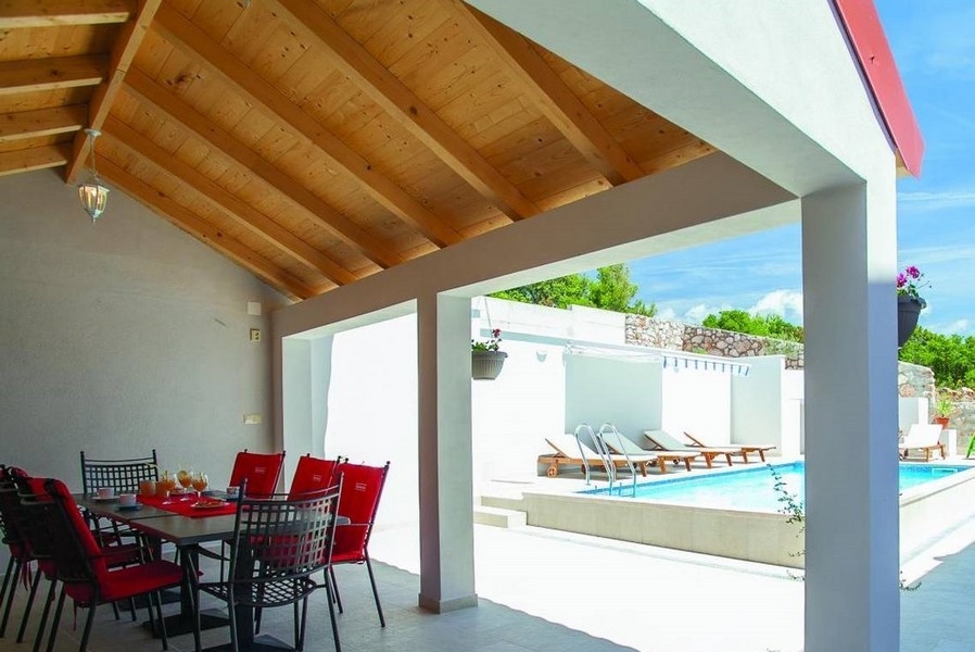 Täckt matplats och utsikt över poolen.