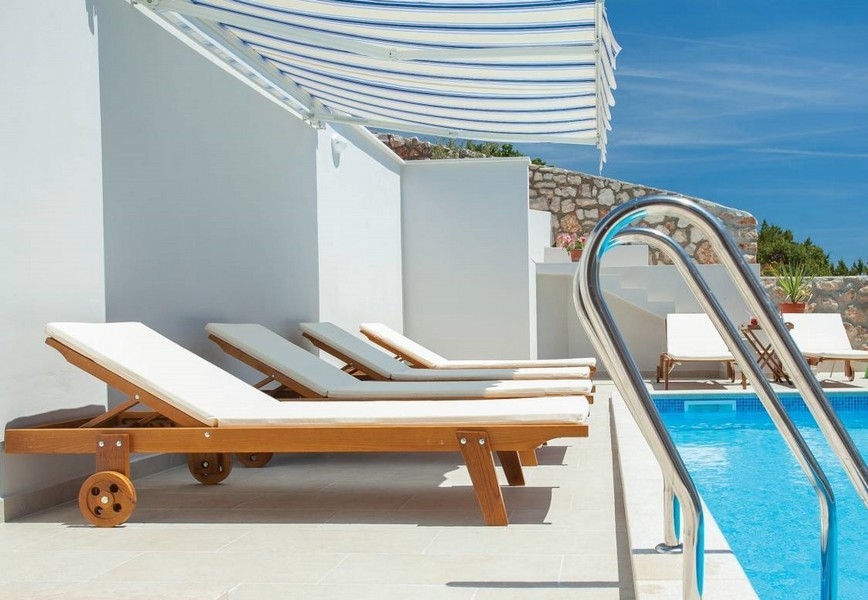 Högkvalitativa solstolar vid poolen.