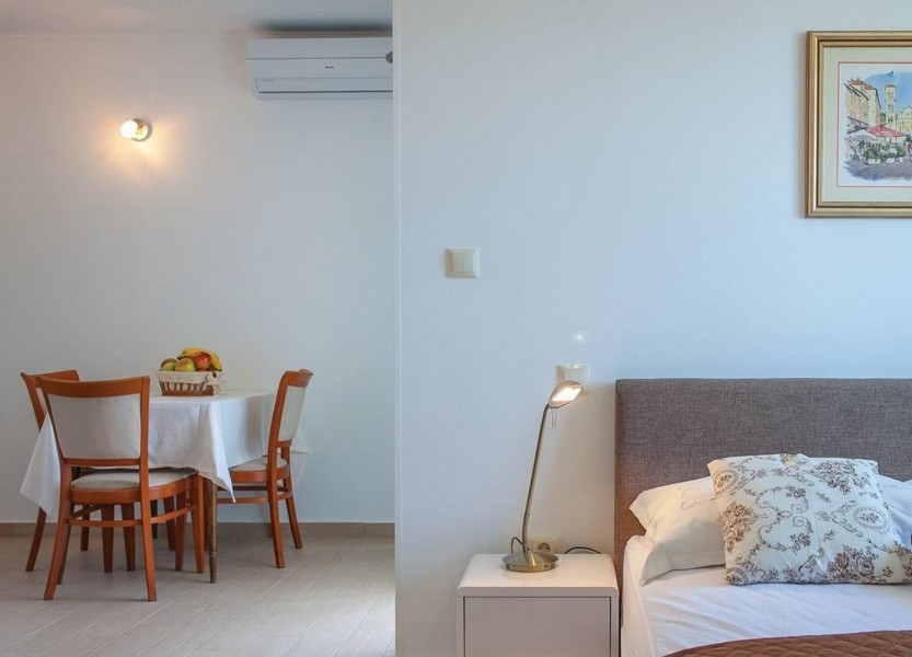 Luftkonditionerad matplats och utsikt över sängen.