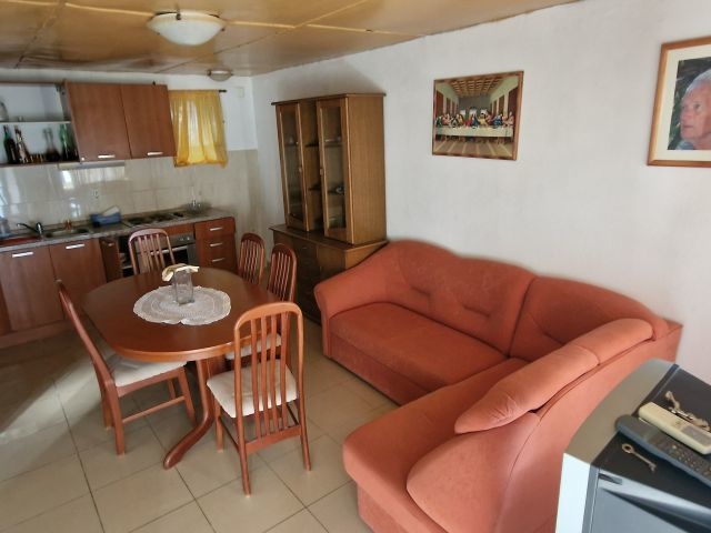 Vardagsrum med kök av fastighet H2704 i Kroatien - Panorama Scouting.