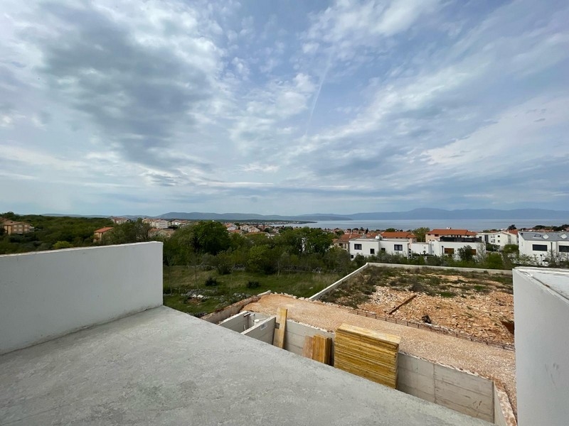 Garageport till villa H2715, som erbjuds till försäljning nära Malinska på ön Krk.