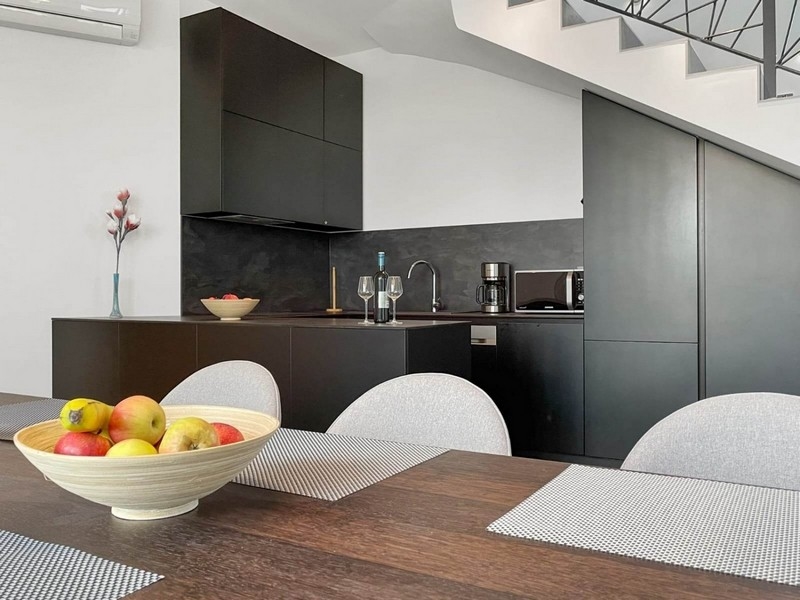 Kök och fruktkorg på matbordet.