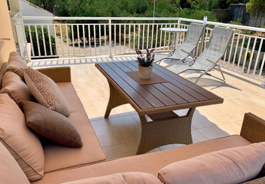 Ön Korcula, hus nära havet med två garage