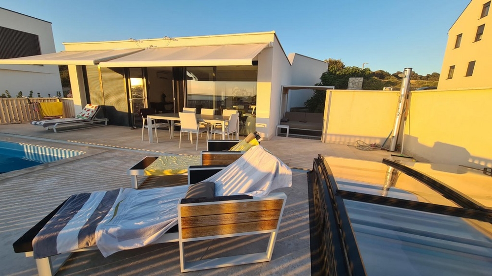 Det lättskötta uteområdet med pool.