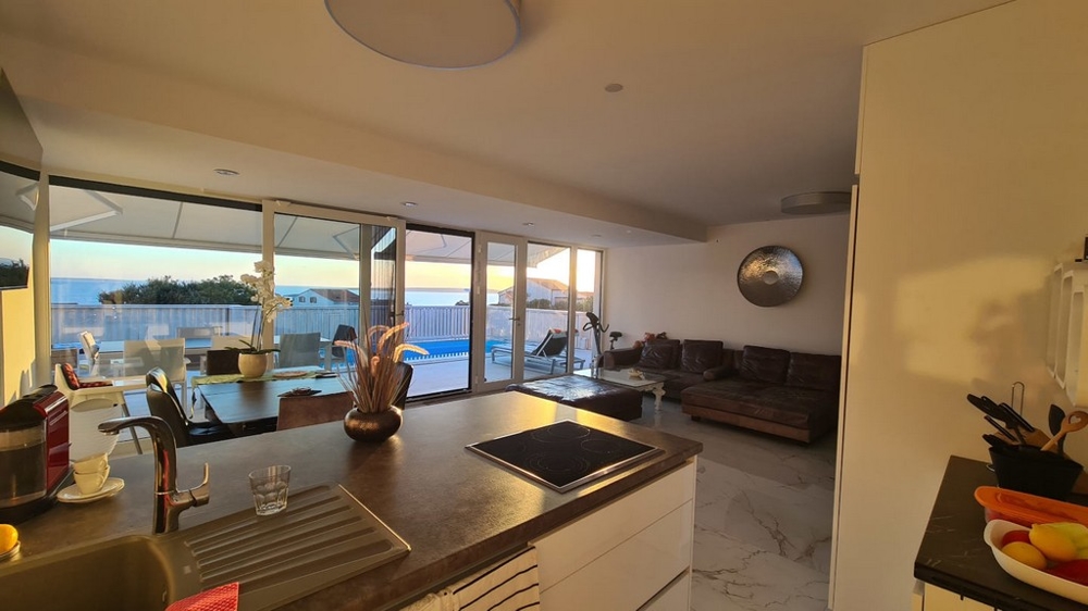 Utsikt över havet från köket.