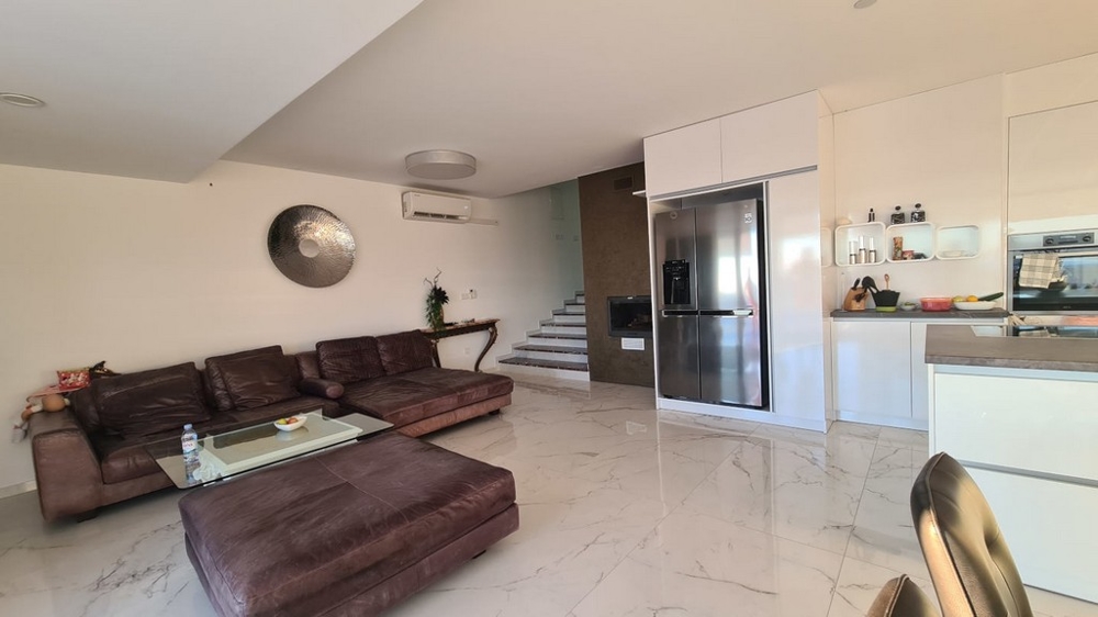 Vardagsrummet med ljust kakel.