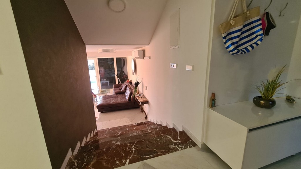 Trappor leder till vardagsrummet.