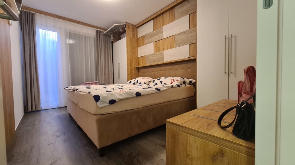 Det andra sovrummet med en bekväm dubbelsäng.