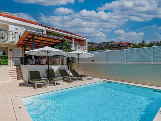 Hus med trädgård och fantastisk utsikt - Panorama Scouting