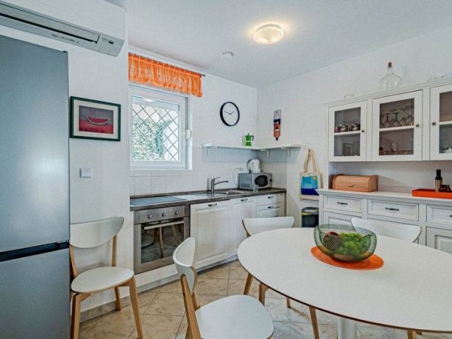 Fullt möblerad halva huset