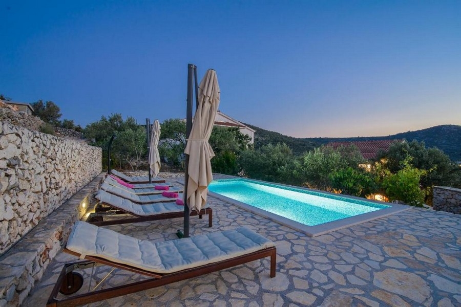 Hus med en stor trädgård och bara 80 meter från havet - Fastigheter Kroatien