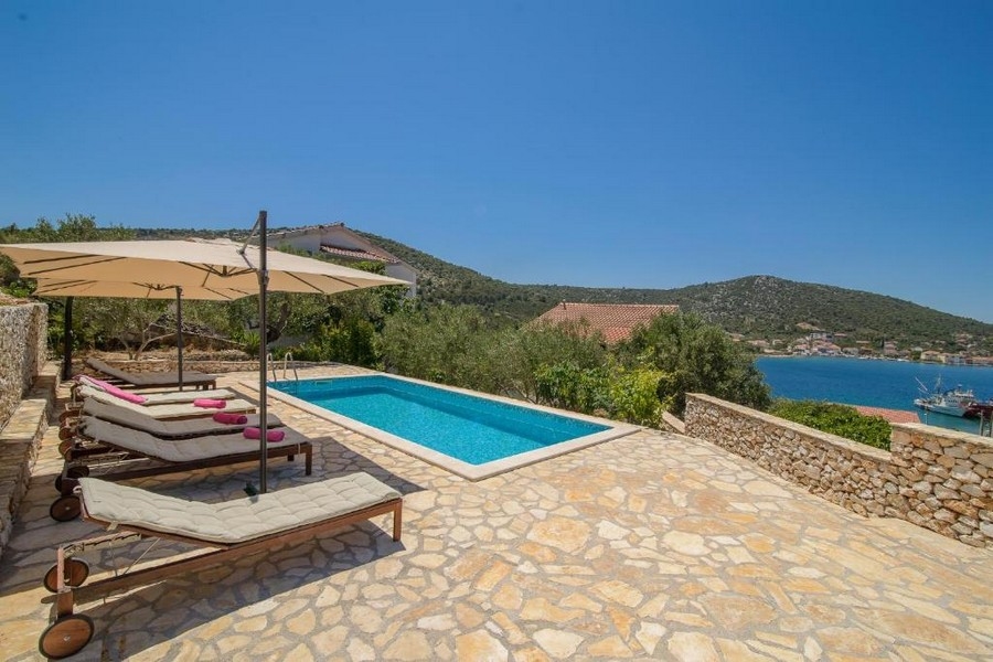 Köp en pool med solplats i Kroatien