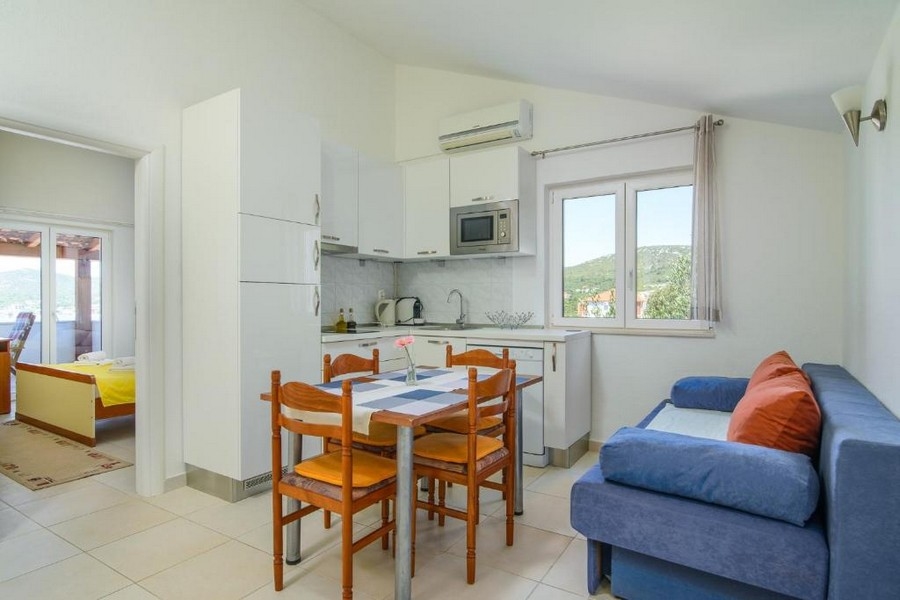 Ljust hus i Dalmatien med trädgård, parkeringsplatser och pool