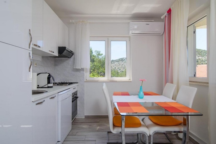 Vardagsrum med öppet kök och matplats