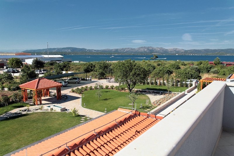 Utsikten över trädgården, omgivningarna och havet från lyxvillan till salu på Murter är som bäst