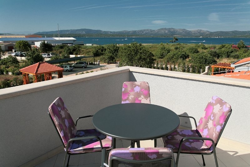 Utsikt över den öppna spisen i lyxvillan till salu i Murter, Dalmatien