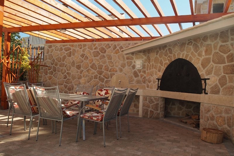 Intryck av lyxvillan på natten. Hon är till salu.