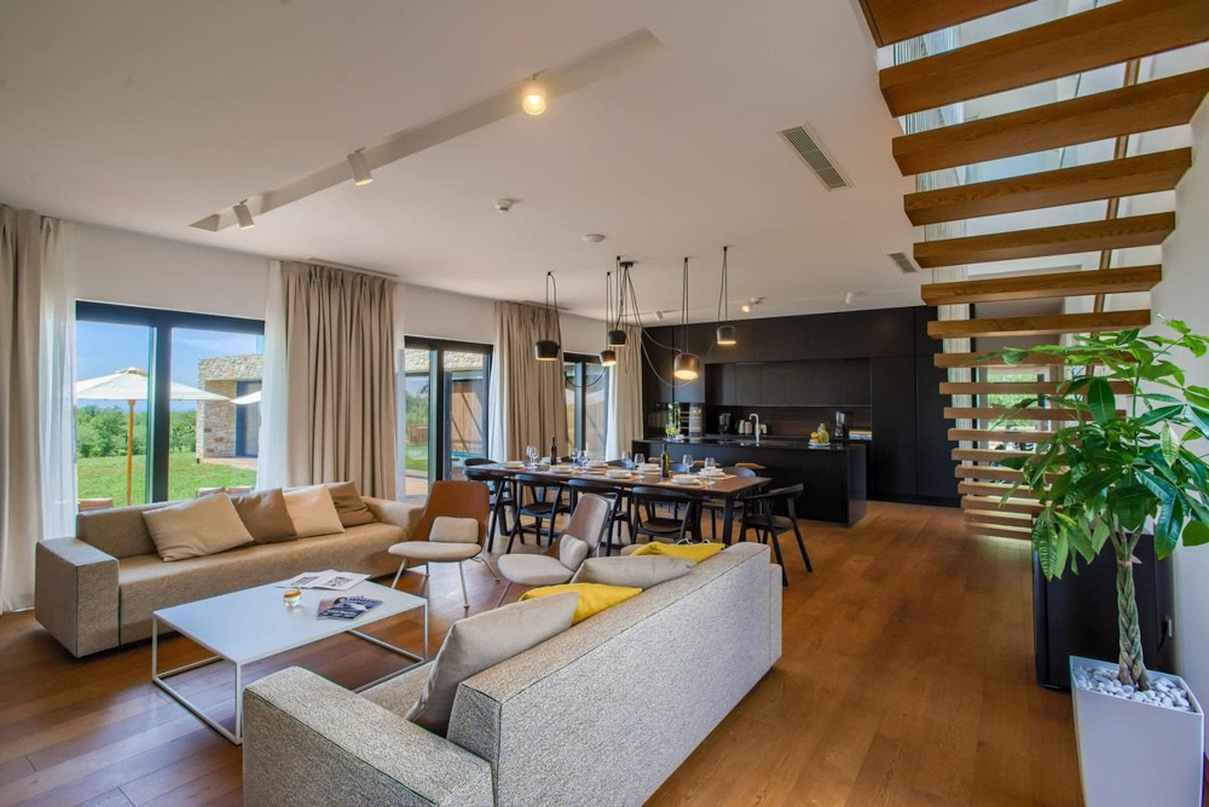 Modernt vardagsrum i villa H977 nära Porec i Istrien.