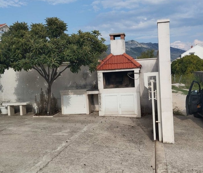 Rymlig gård med grill och 4 parkeringsplatser