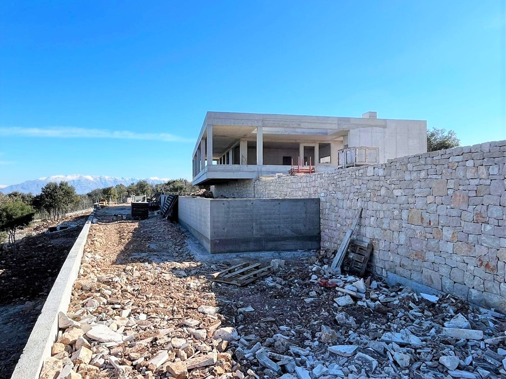 Stor fastighet med gemensam pool och garage