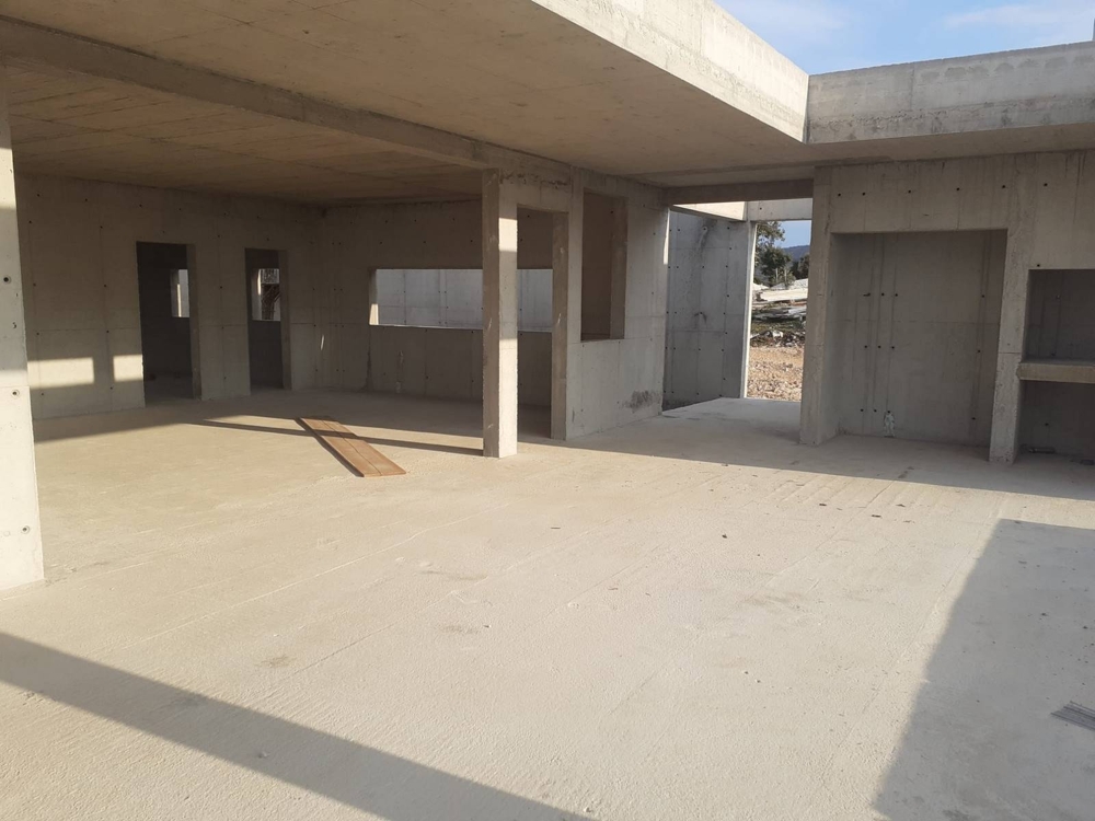 Köp huvudbyggnad och pensionat för färdigställande i Brac