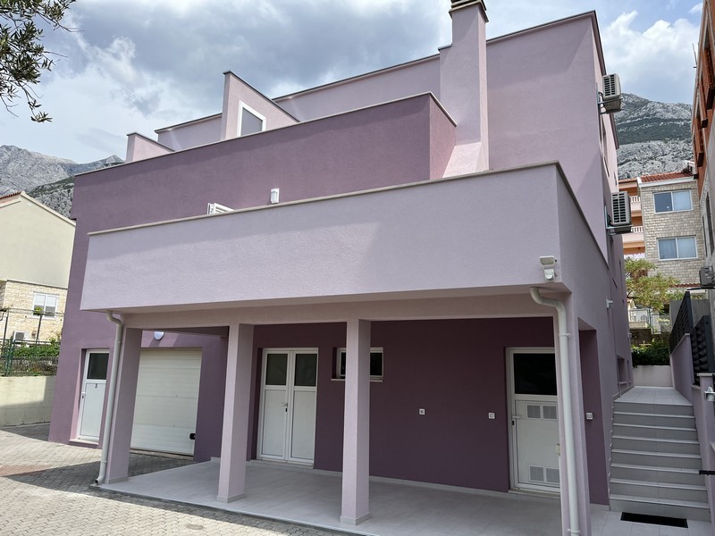 Lägenhetshus med lila fasad i Makarska, Kroatien till salu.