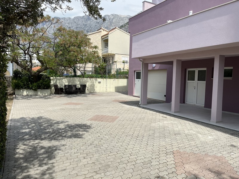 6 parkeringsplatser och garage.