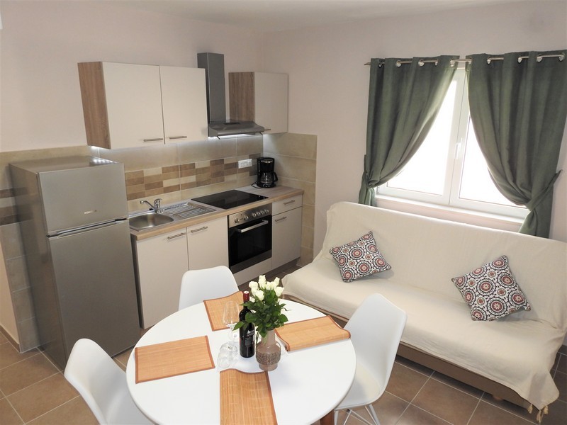 Kök och matplats med en liten soffa.