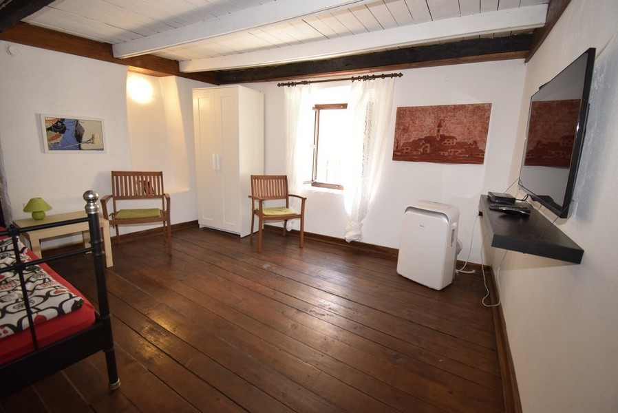 Vardagsrum i stenhus H2738, bjuds ut till försäljning i Kroatien.