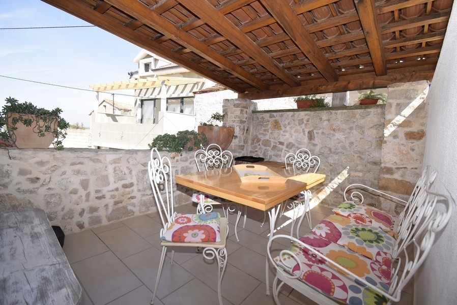 Medelhavsterrass i stenhuset.