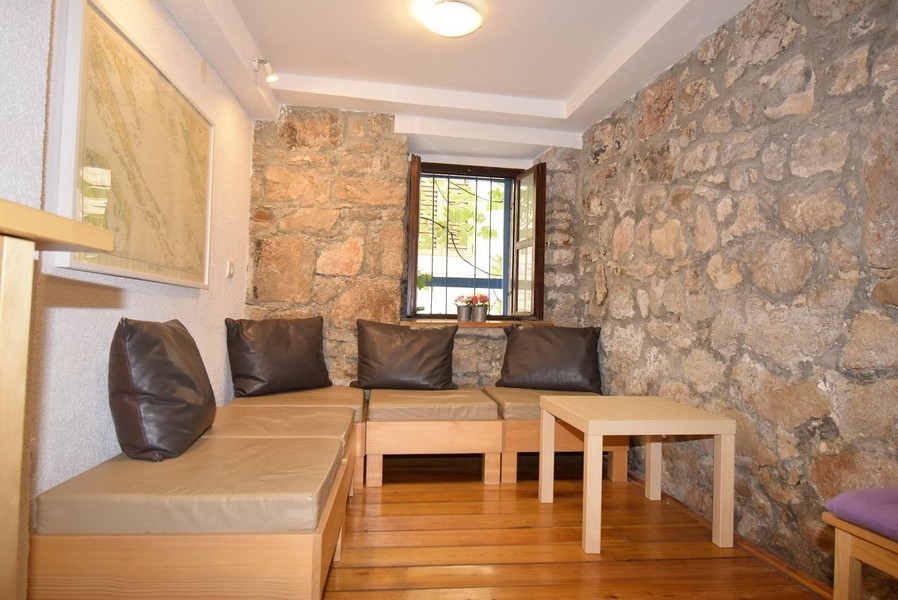 Sittgrupp i rustikt stenhus.