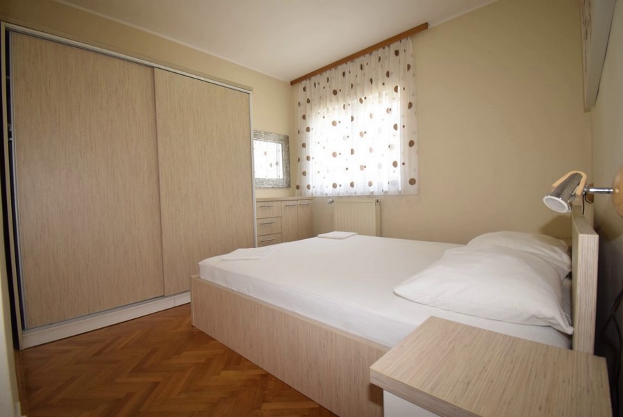 Sovrum med dubbelsäng.