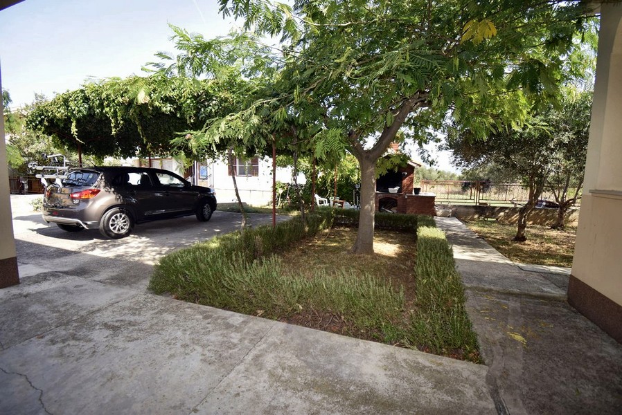 Hus med parkeringsplats Fastighets-ID: H2743