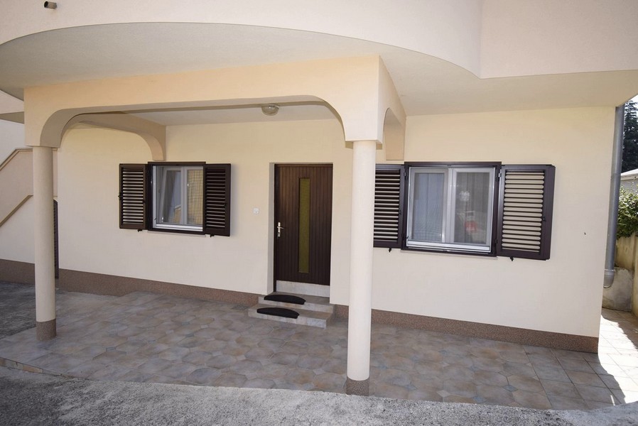 Terrass på bottenvåningen.