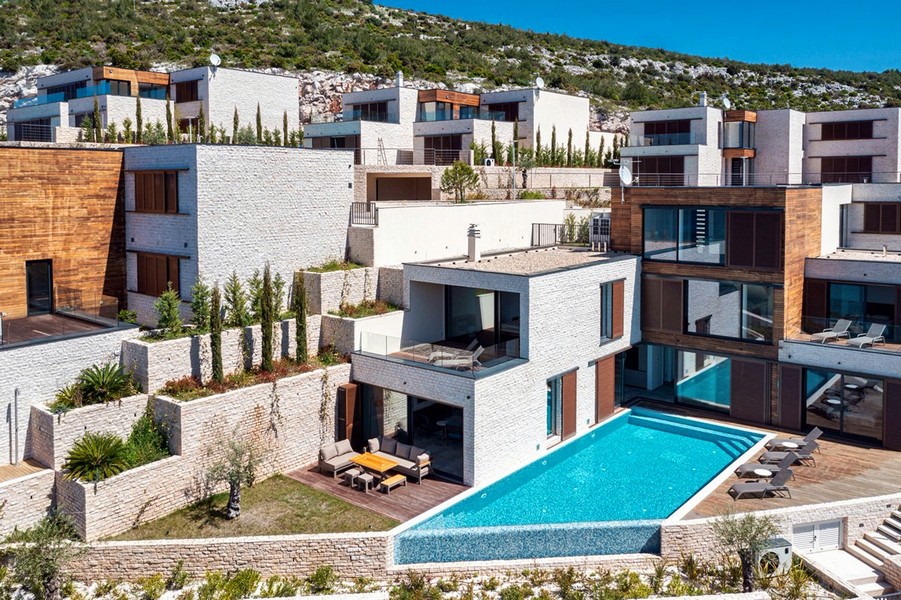 Villor med pool vid havet