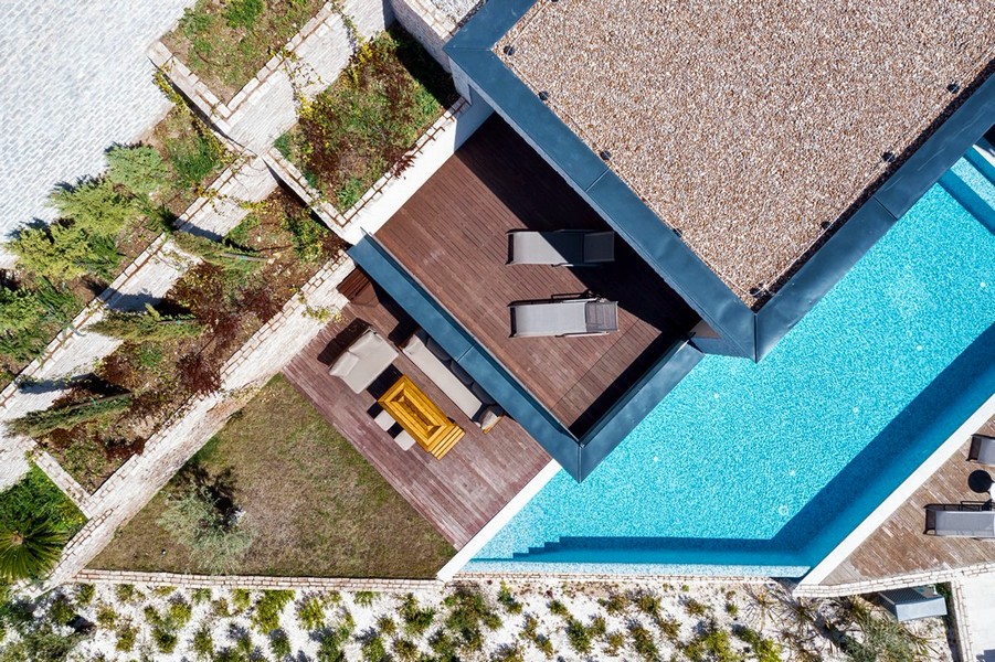 Chic och modern villa med utsikt över poolen och havet