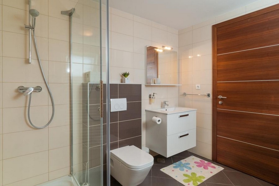 Modernt badrum med dusch