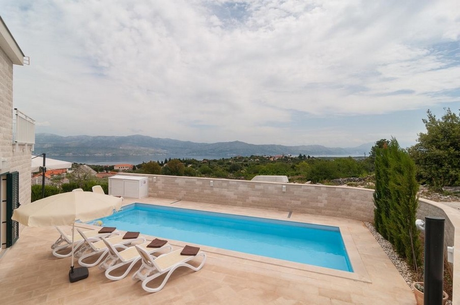 Rymlig villa med pool och havsutsikt på ön Brac