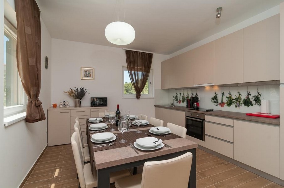 Ljus matplats med utgång till altan