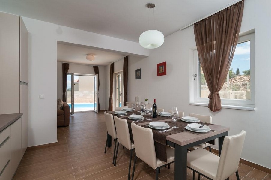 Öppet kök med matplats och vardagsrum