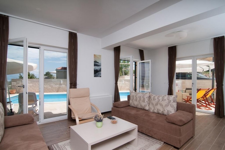 Ljusa och öppna rum med stora fönsterfronter