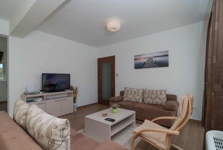 Sovrum med stort fönster och havsutsikt