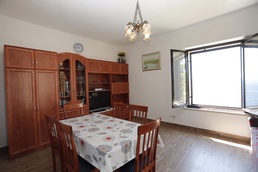 Ljusa vardagsrum med stora fönsterpartier