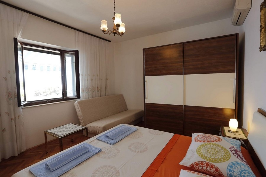 Sovrum med fönster och möbler