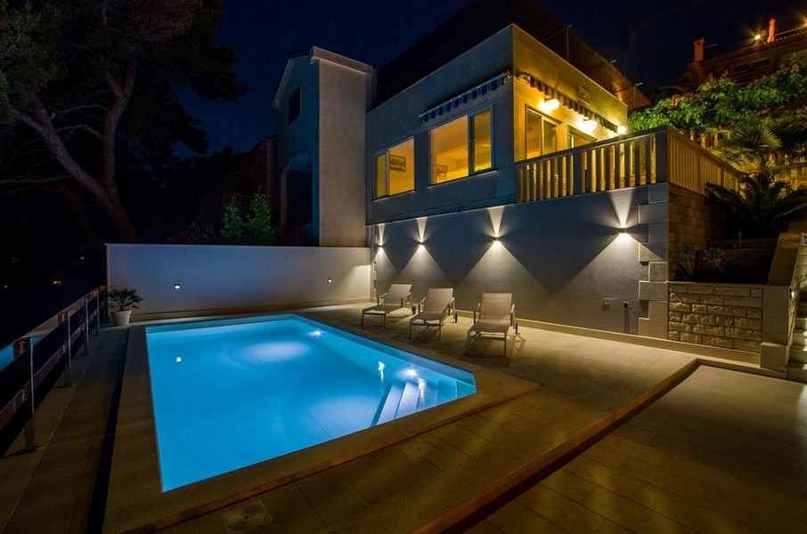 Pool med stor solplats