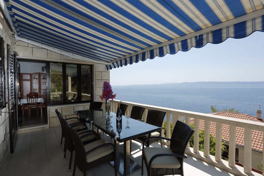 Stor balkong med vacker utsikt